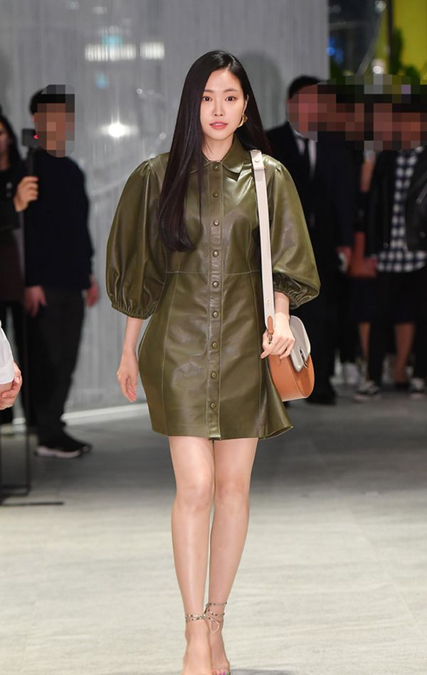 孙娜恩身穿咖色衬衫款皮裙稳重而不失大气,灯笼袖设