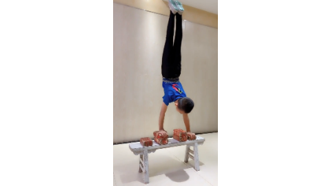 小男孩倒立还能这么玩看了他接下来的动作不得不让人佩服