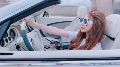 开宾利欧陆敞篷跑车的美女太有魅力了