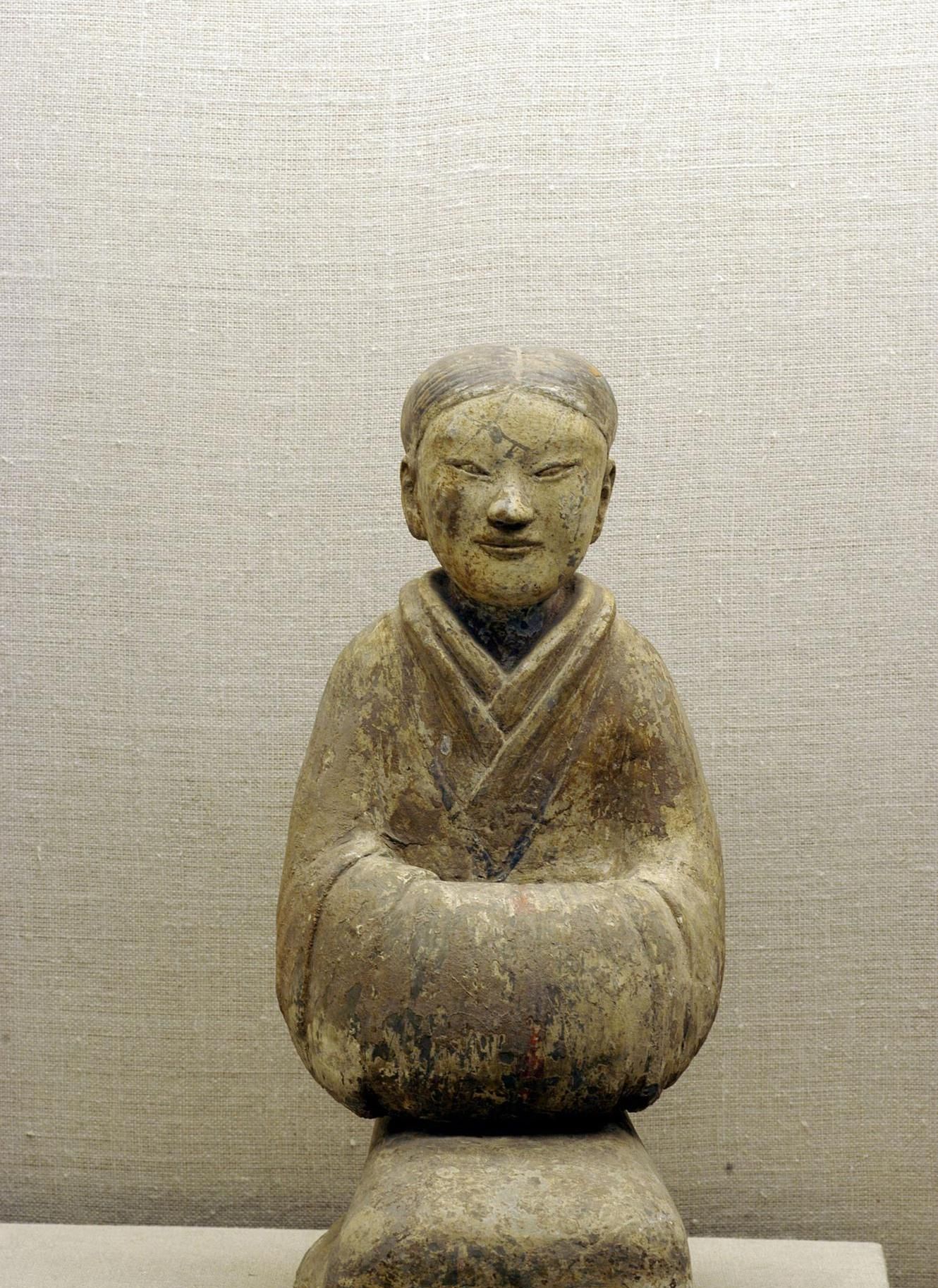 民间图片:汉代陶跪俑,收藏于北京大学博物馆