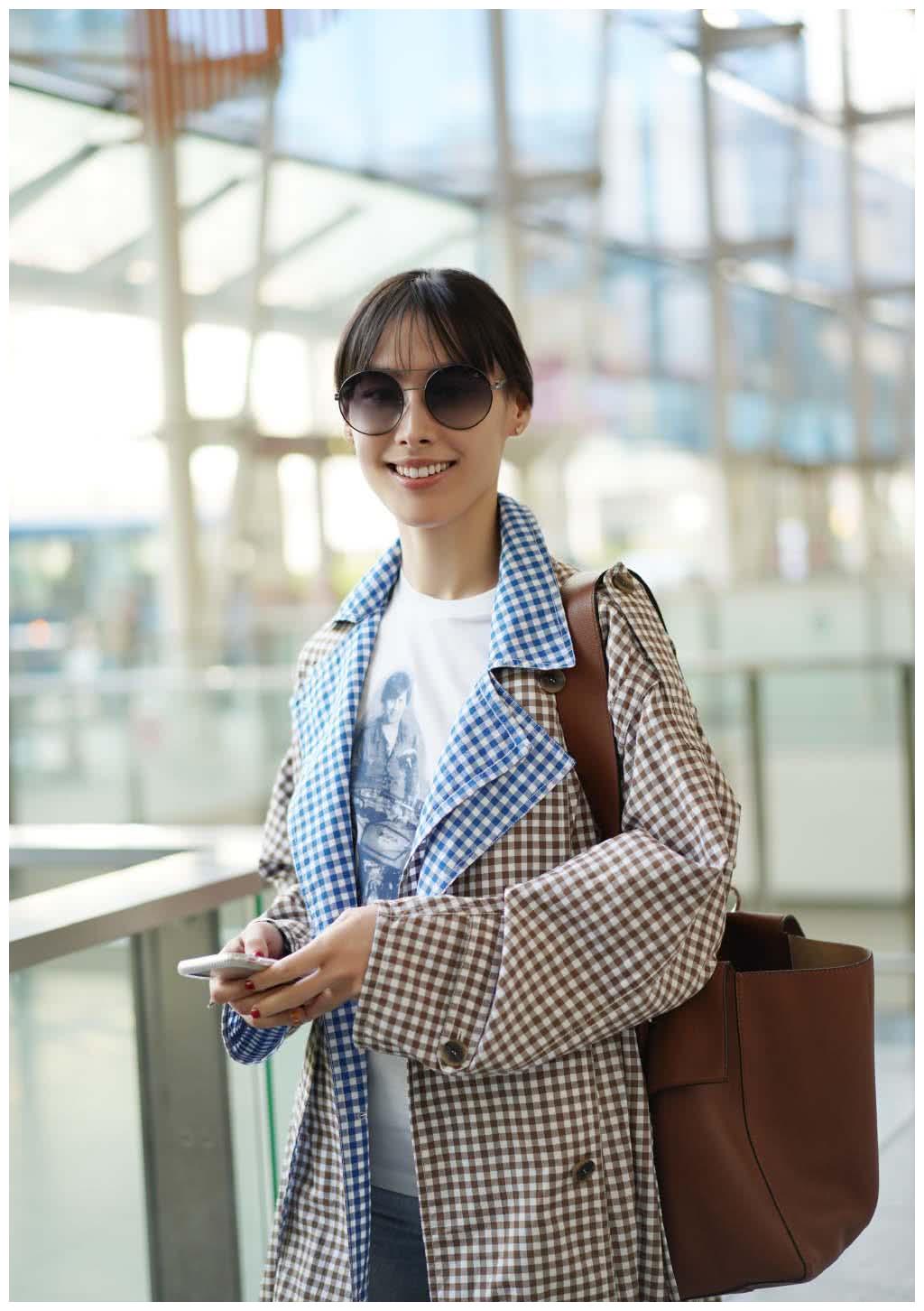 梁洛施8分牛仔裤配休闲鞋,格纹风衣裹到脚踝,走路气场堪比超模