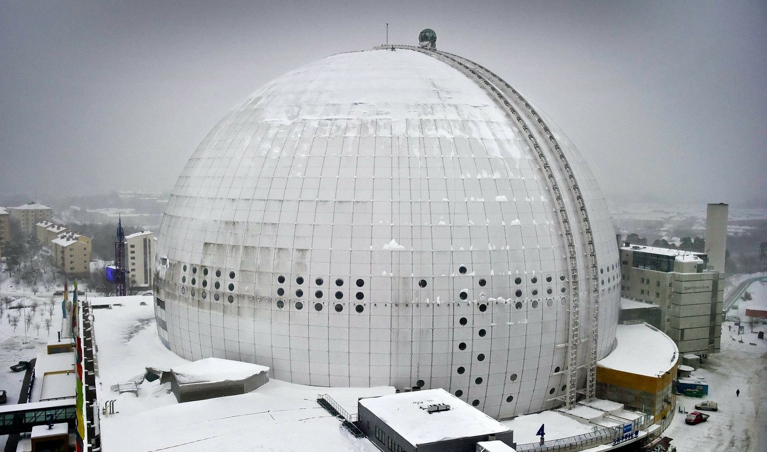 世界最大的半球体建筑外形像一个高尔夫球可容纳16000名观众