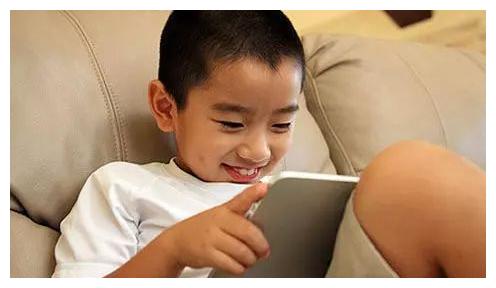 10岁男孩连续怒踹妈妈5脚，奶奶阻拦反被踢开，事发原因太普遍！休闲区蓝鸢梦想 - Www.slyday.coM