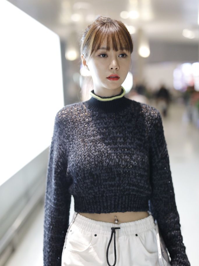 沈梦辰露脐装秀蛮腰甜美比v卖萌 下一秒疾跑赶飞机