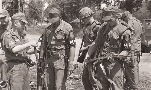 越战老照片:一名女战俘被蒙着眼睛,腰上绑着手雷活活炸死