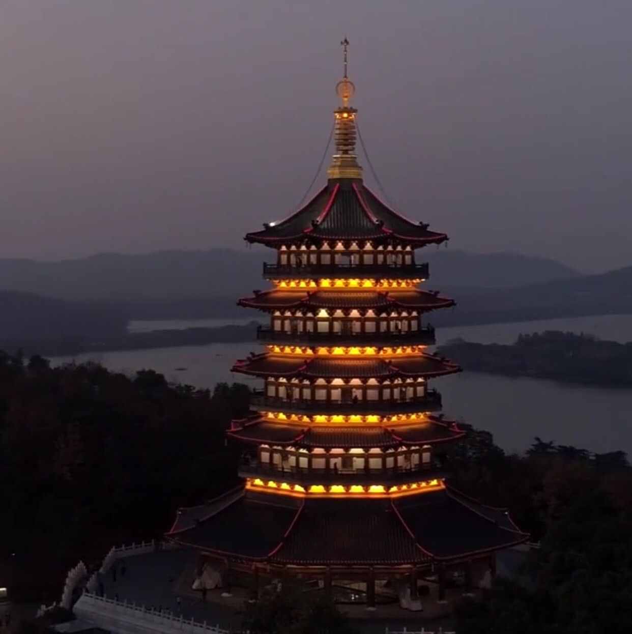 杭州西湖雷峰塔景区 重温经典爱情故事 慢赏雷峰夕照佳景