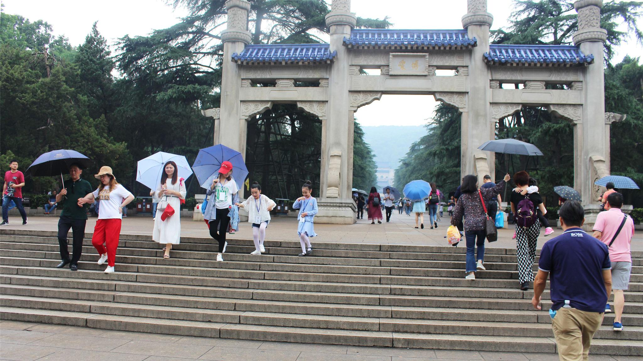 登上392级台阶既是体力的考验 又瞻仰了中山陵的雄伟壮观