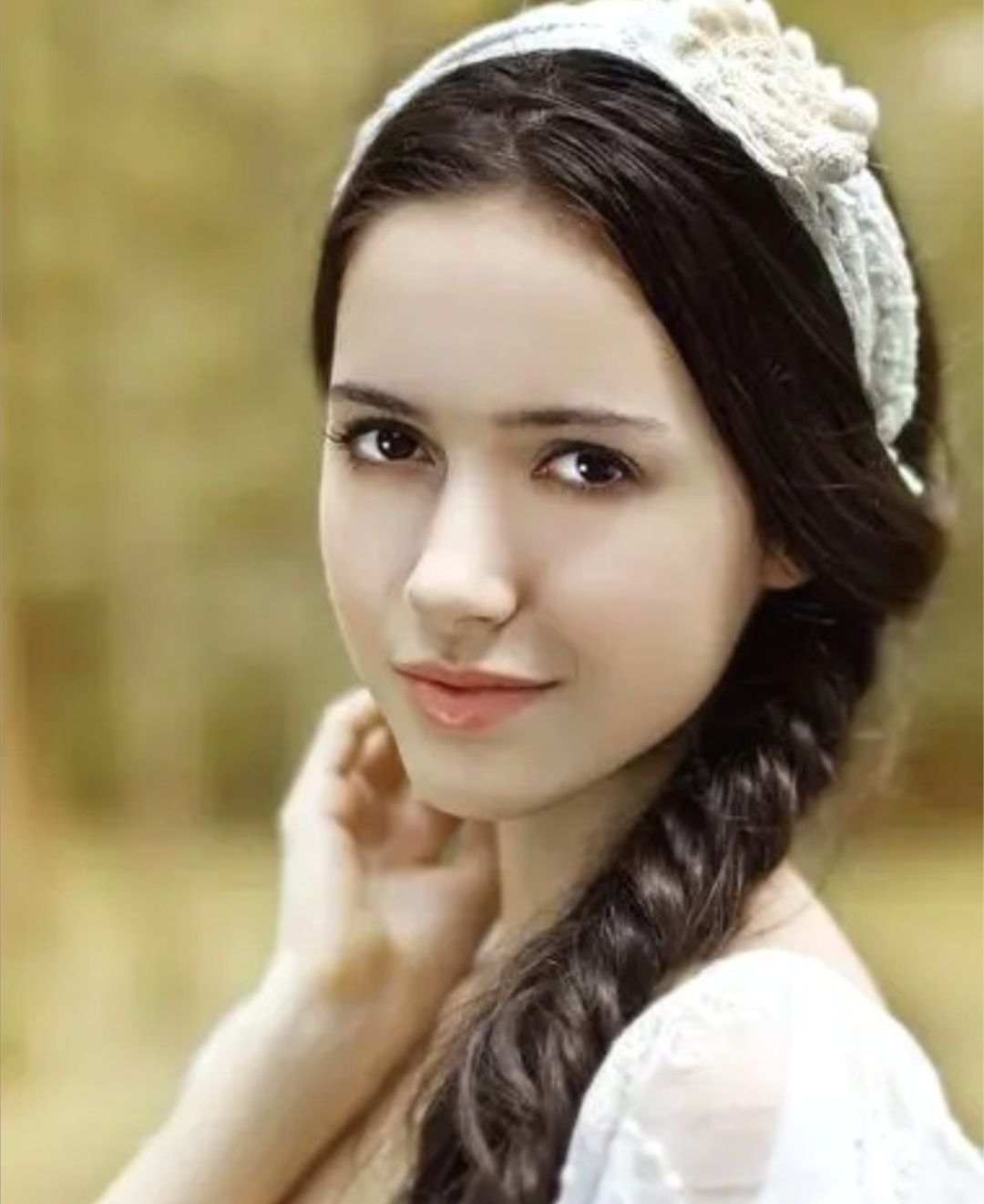 村里有个姑娘叫小芳长的好看又善良,一双美丽的大眼睛辫子粗又长