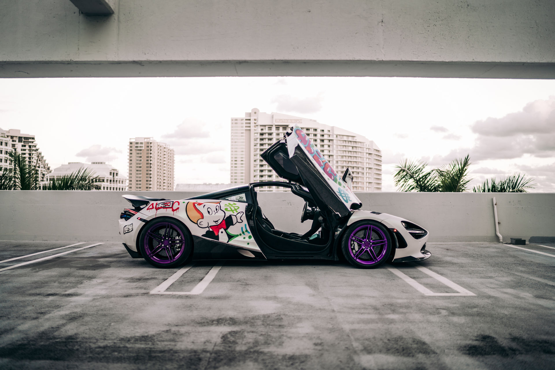 知名街头艺人手绘卡通涂装的迈凯伦720s!_高清图集_新浪网