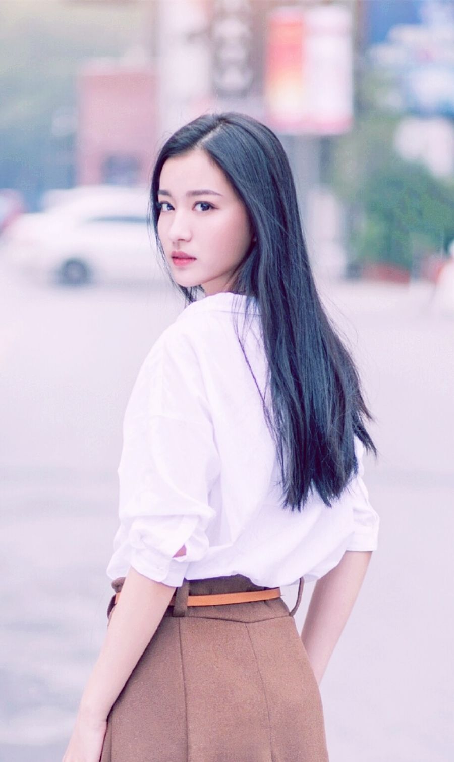 的样子,一头柔顺的秀发给人一种妩媚的感觉,一张清纯少女脸美得惊艳