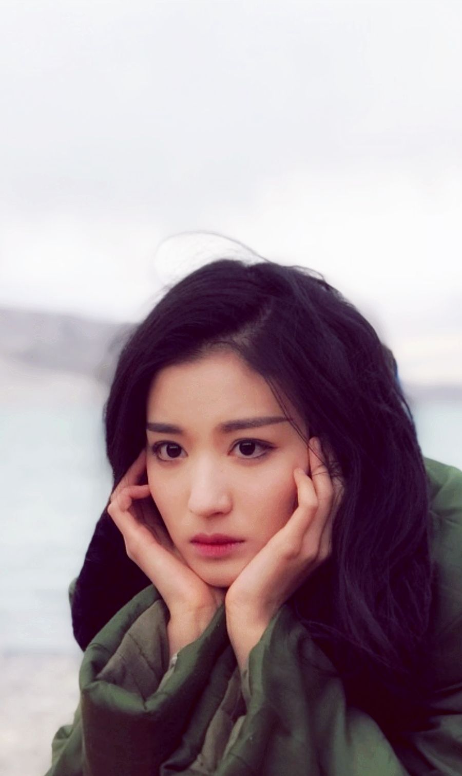 的样子,一头柔顺的秀发给人一种妩媚的感觉,一张清纯少女脸美得惊艳