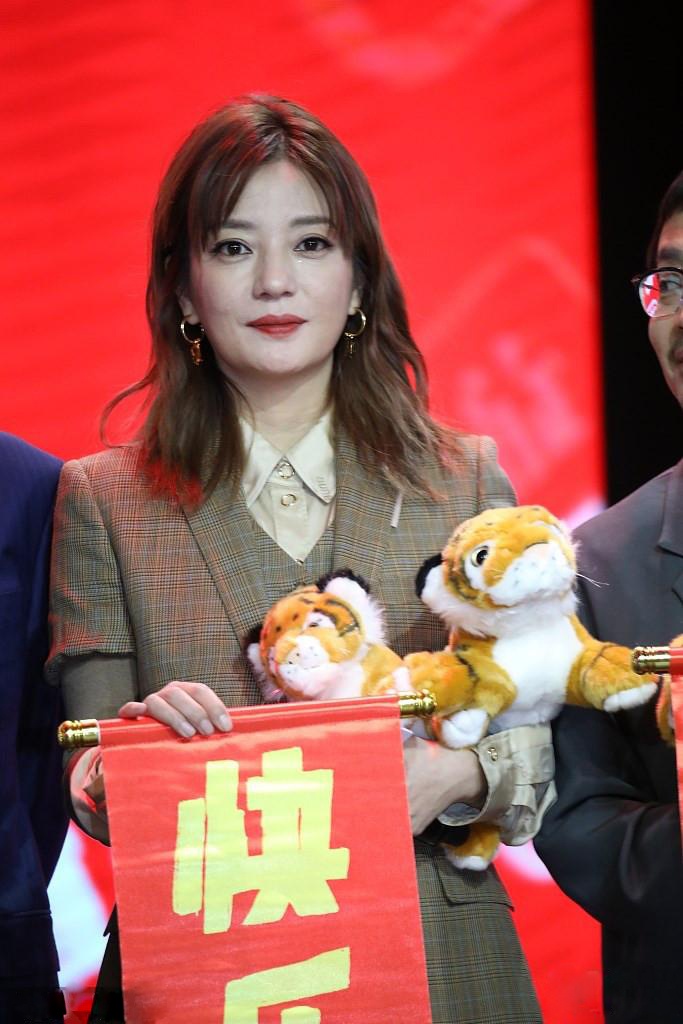 赵薇穿西转酷飒干练 眯眼甜笑现小燕子神态__财经头条