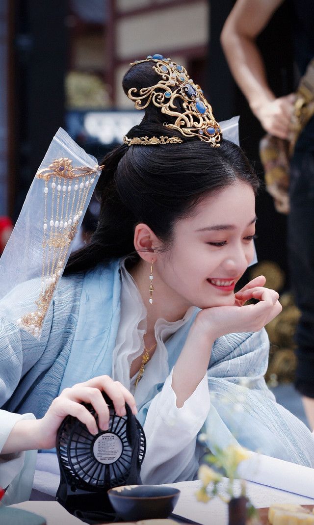 由张雪迎和李治廷主演的电视剧《白发王妃》已经杀青,张雪迎出演容乐.