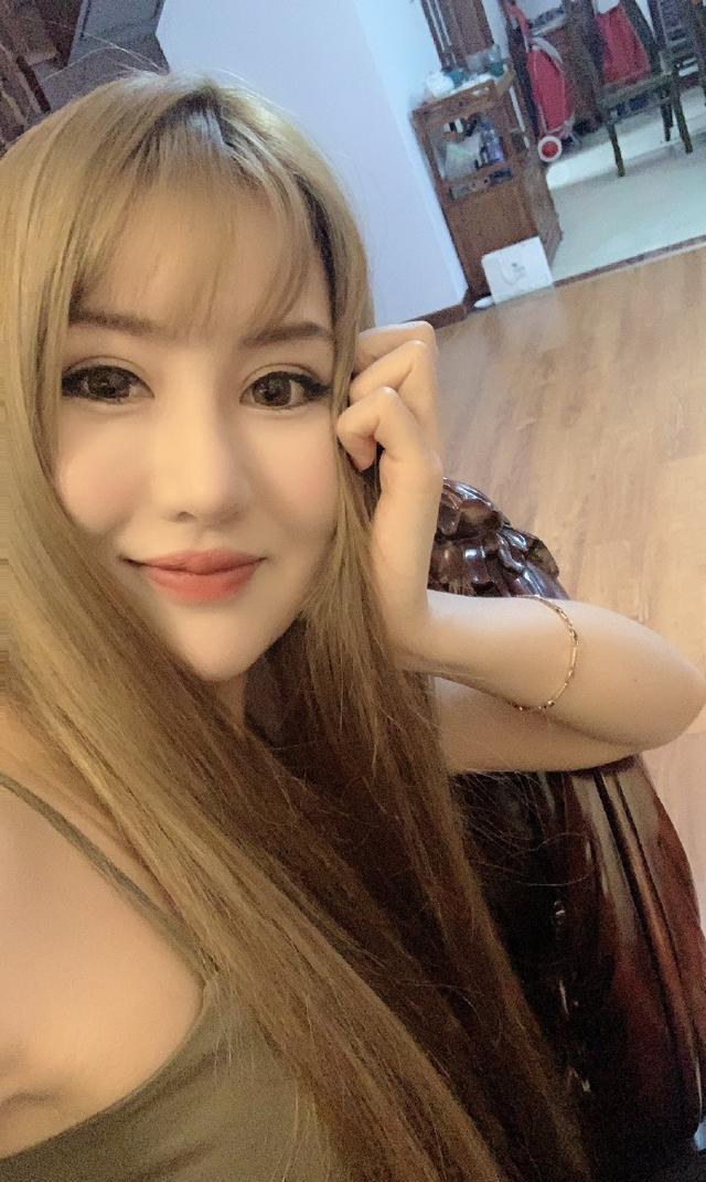 红花会会长弹壳结婚微博开心晒结婚照却被高颜值老婆抢了镜