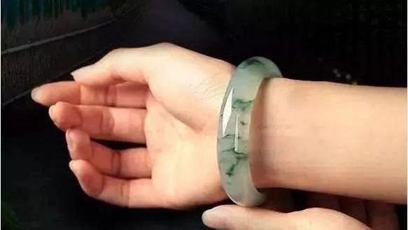 佩戴翡翠手镯，紧点好还是松点好？翡翠手镯的购物指南在这里！