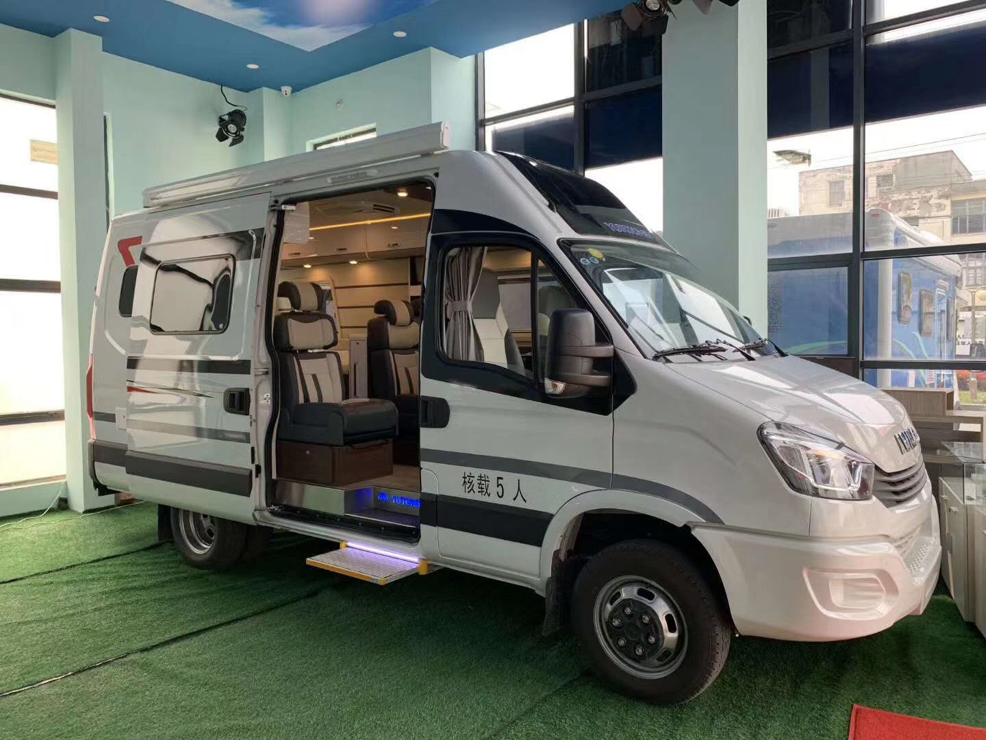 依维柯b型房车 欧胜底盘 配8速自动挡