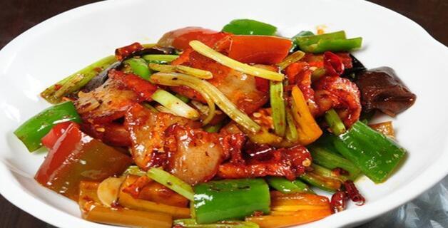 尖椒回锅肉倒入海鲜菇一起炒匀,适量盐调味再加点糖提鲜沸腾后即可出
