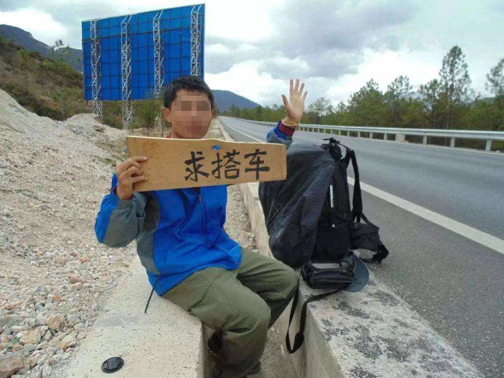 跑长途遇上搭便车的朋友要怎么做?老司机都这样处理,学会不吃亏