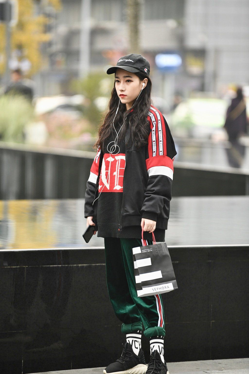 小姐姐潮流的穿搭,气质满满,散发女神魅力!