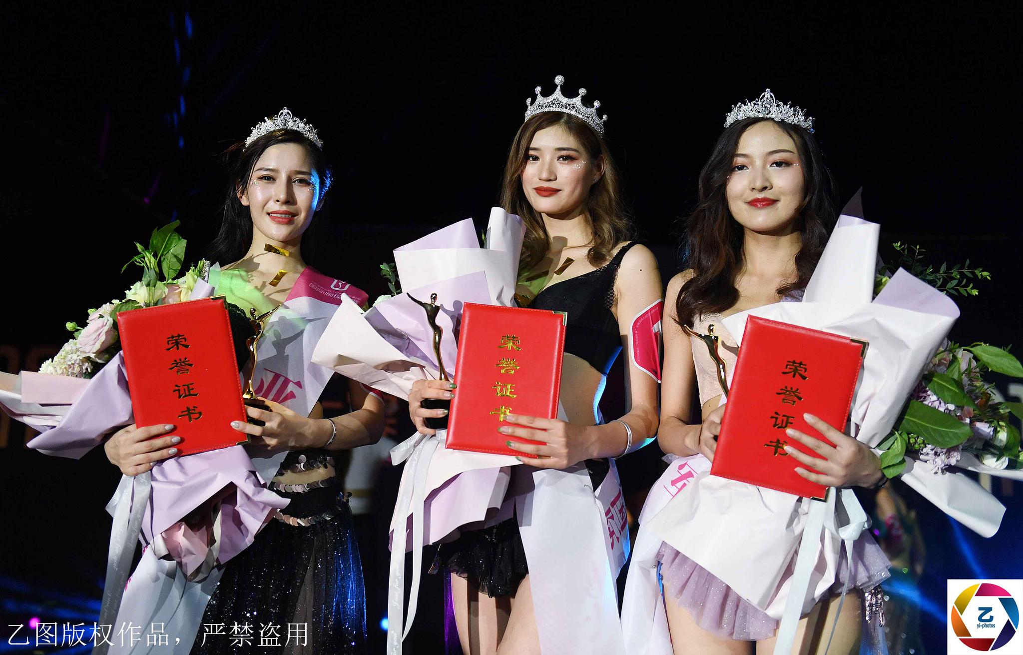 实拍胸模大赛总决赛,12位佳丽挥汗比拼,冠军获38万元奖励