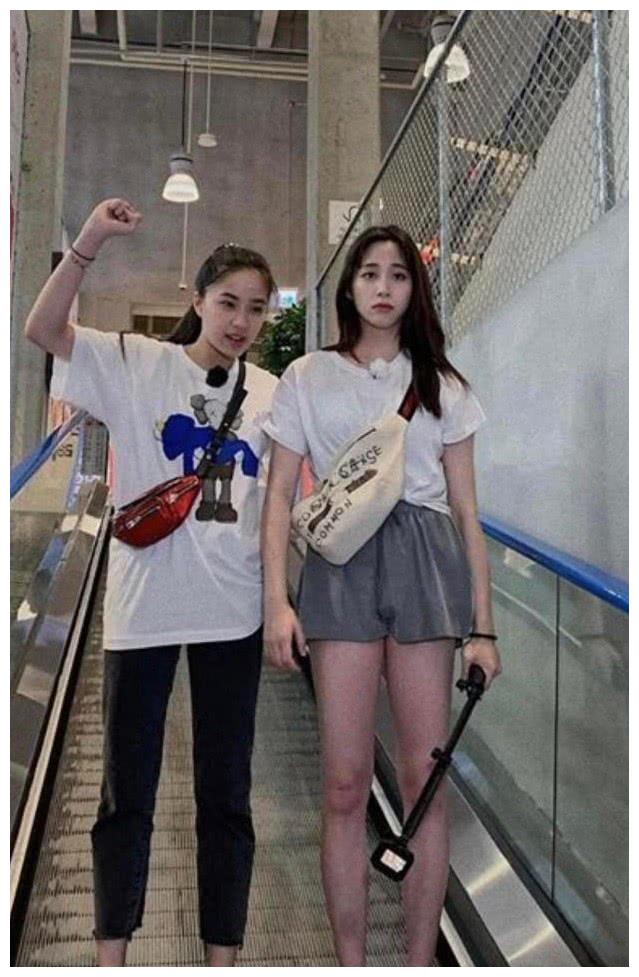 吐槽欧阳娜娜显老,合影只放自己美照,欧阳妮妮真的是亲姐?
