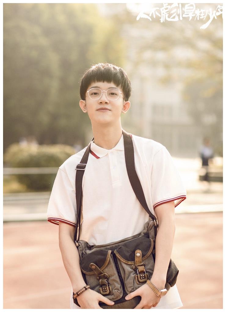 他原名李明德,其实他就是去年由侯明昊主演的《人不彪悍枉少年》中