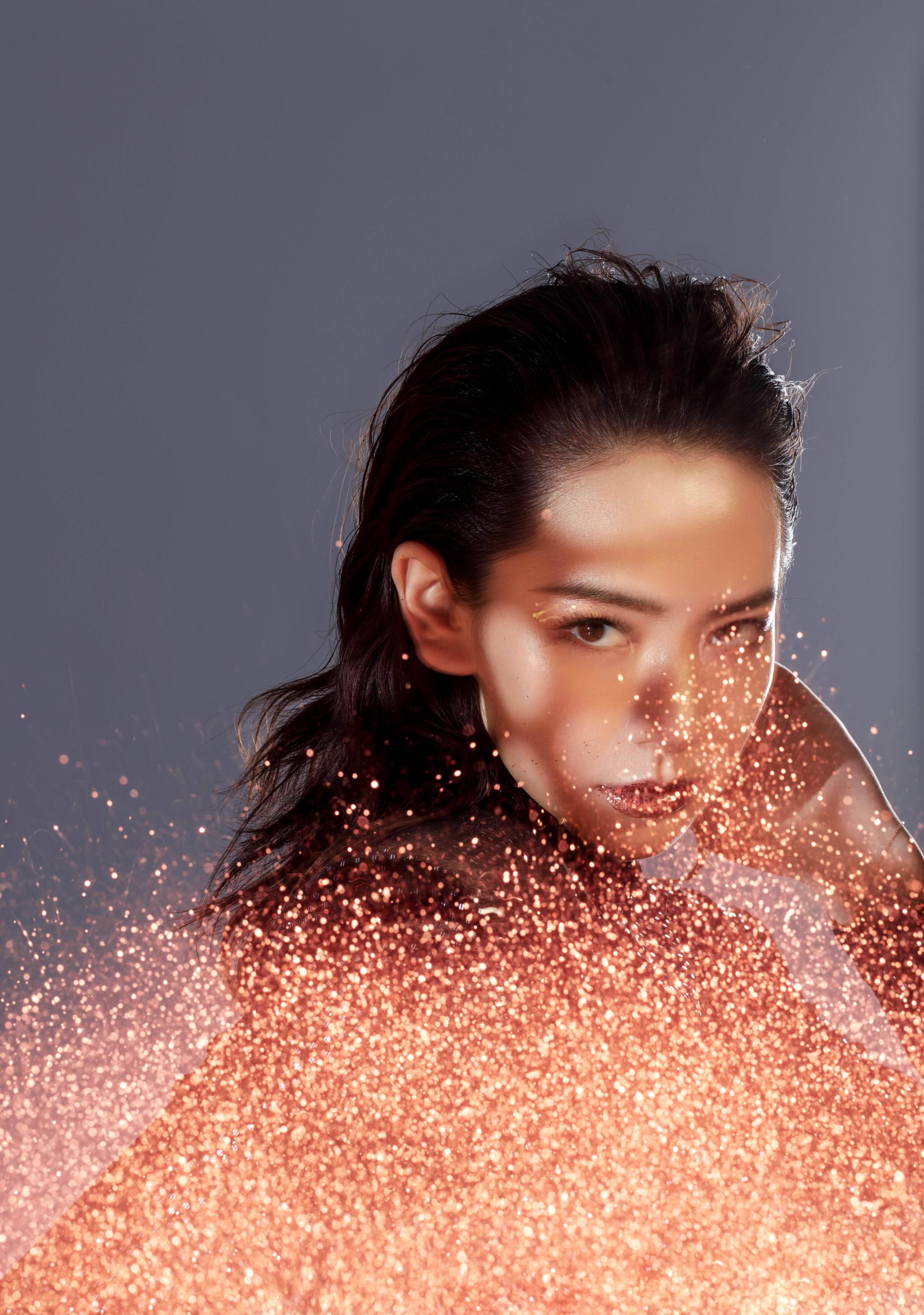 34岁戚薇最新大片曝光,"金妆"搭配长卷发,气场不是盖的