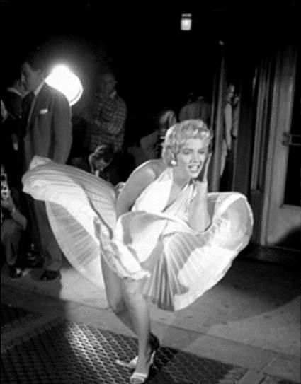 老照片:梦露经典照拍摄现场,暖风将裙子吹起,全场人员为此疯狂