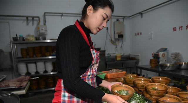 尤其是洛阳的牛肉汤,在全国也是非常有名气的,其实这家牛肉汤的老板娘