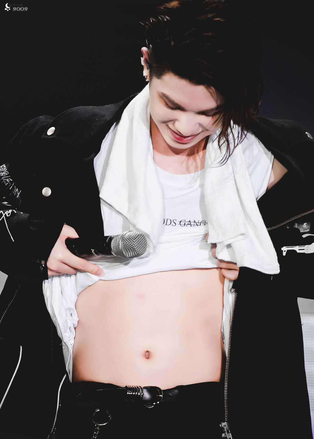 16岁justin黄明昊撩衣炫腹,引成员好奇,粉丝:腹肌呢?