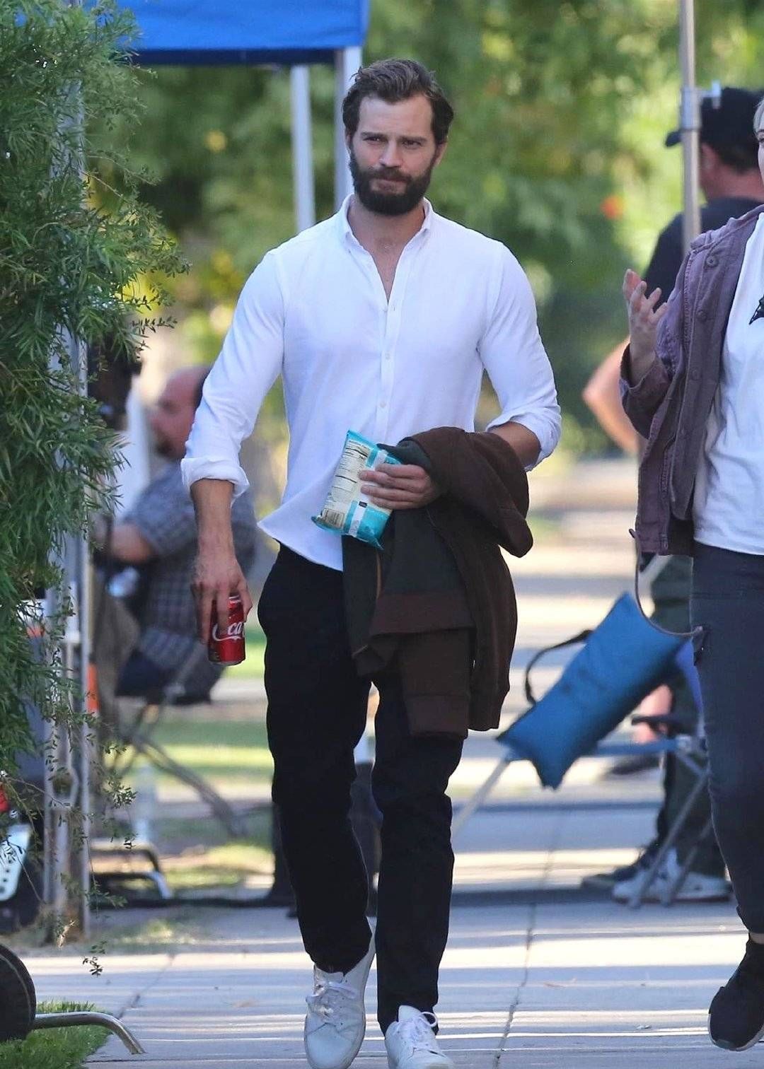 《五十度灰》男主詹米·多南现身洛杉矶未命名新片片场的高清美图