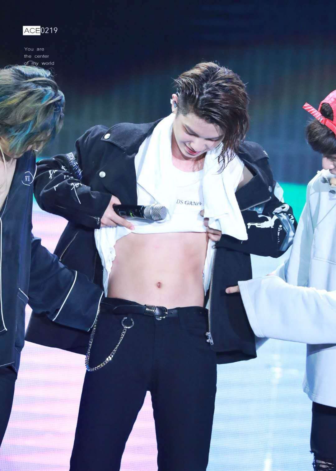 16岁justin黄明昊撩衣炫腹,引成员好奇,粉丝:腹肌呢?