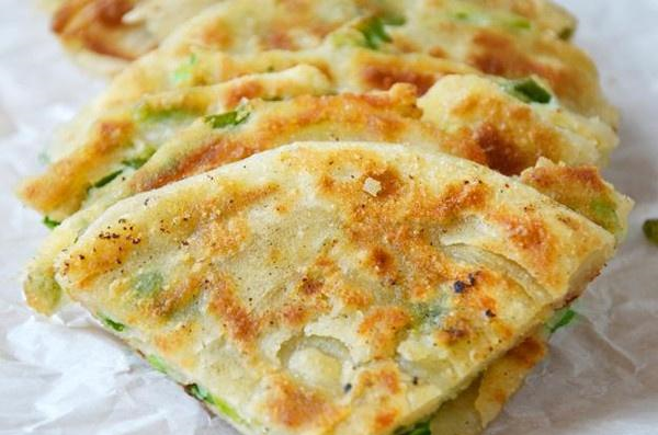 做葱油饼时和面前多加一步香脆可口即使放凉也不发硬