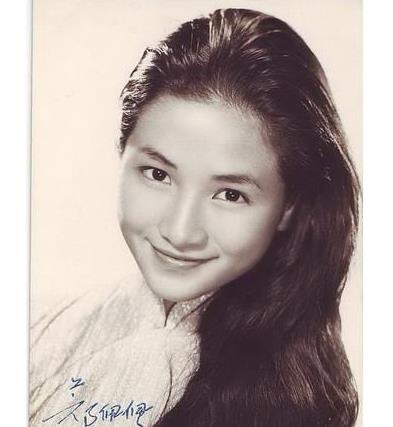 港姐原子鏸嫁外国人度蜜月妈妈郑佩佩同行73岁不减打女风范