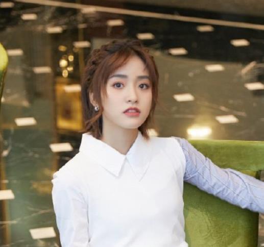 沈月终于穿对了侧编发配衬衫裙元气又甜美这才是少女的模样呀