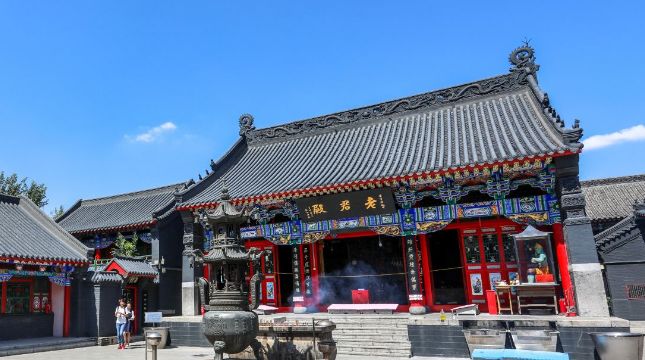 长安寺历史悠久几经修复,为沈阳地标之一,圣像庄严