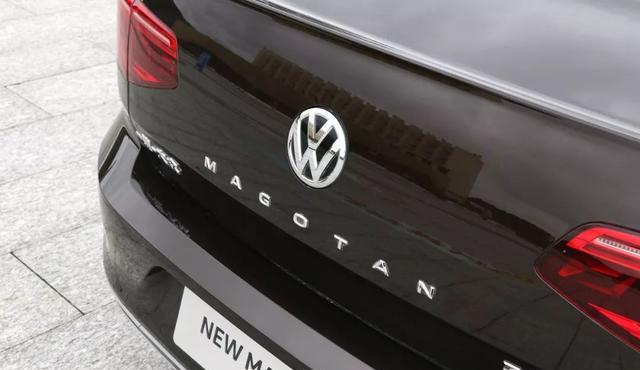 magotan的英文名字被放在了大众logo之下,带字母的大众显然在新鲜感和