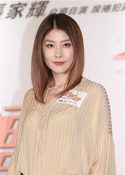 陈慧琳:灯笼袖上装,saint laurent鸵鸟毛绑带凉鞋大秀美腿