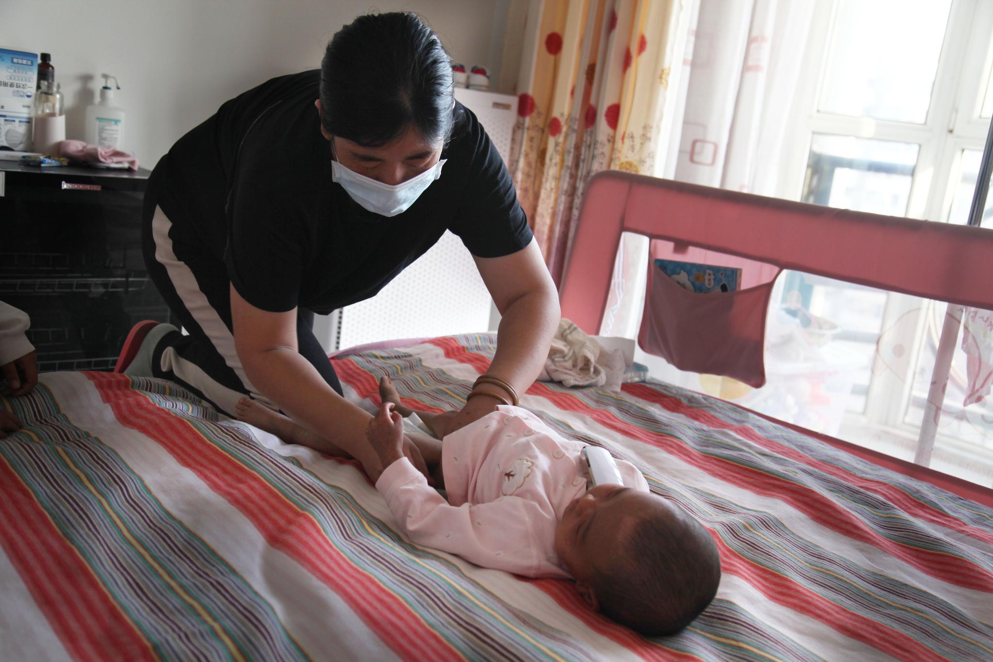 2支熊熊燃烧的蜡烛预示着刘龙包伶俐夫妻终于迎来了小女儿刘子萌2岁的