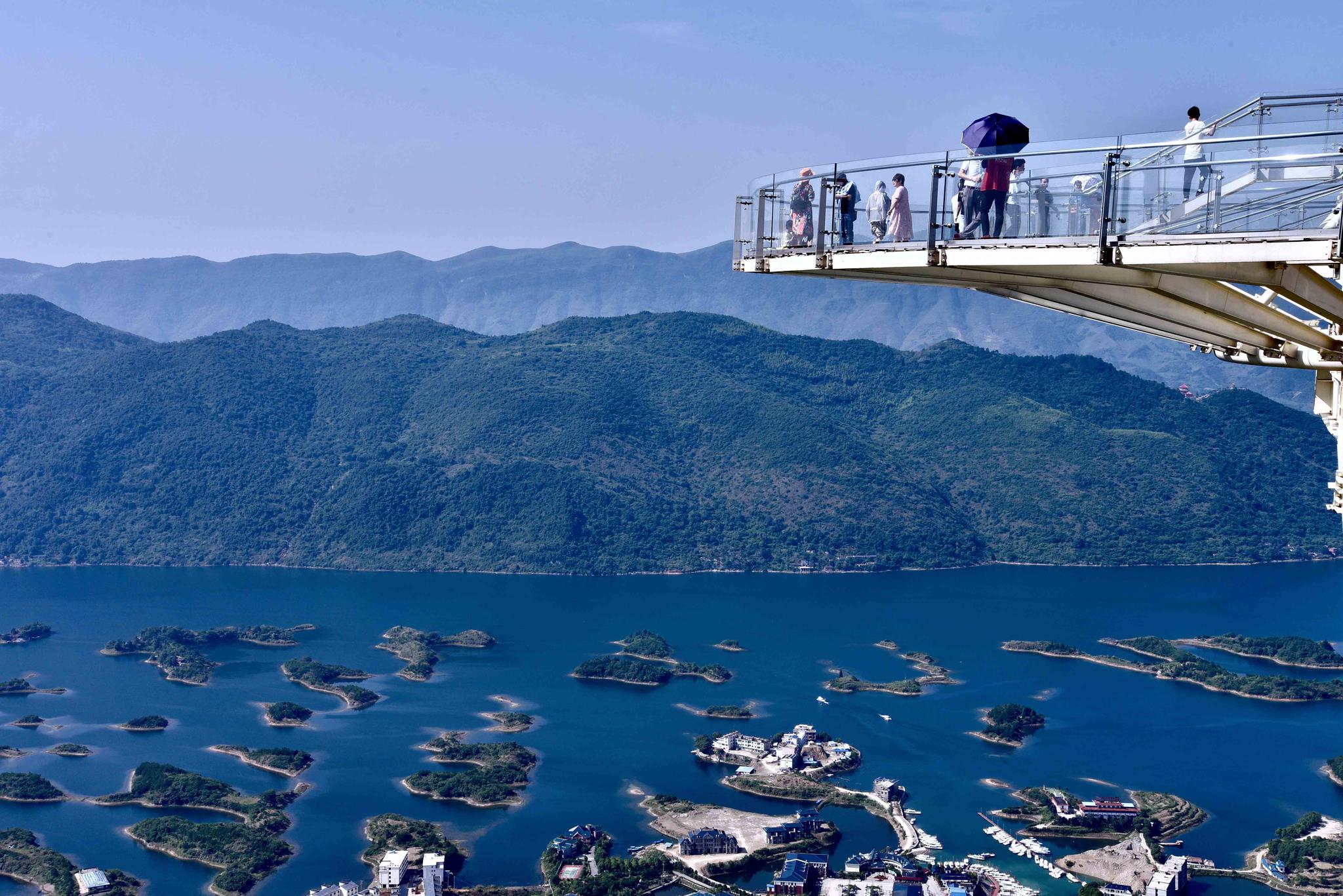 世界最大的玻璃底观景平台湖北黄石阳新王英镇仙岛湖景区
