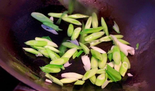 先炒蒜白再炒蒜绿