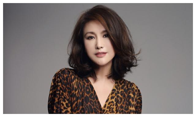 曾演最美警花,嫁大23岁导演中年丧夫,独自养娃至今,51岁气质佳