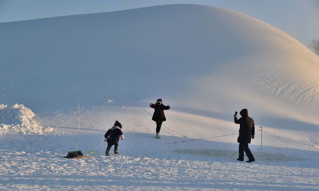 沈阳 人造 雪山 成冬日一景 吸引众多游客前来观赏