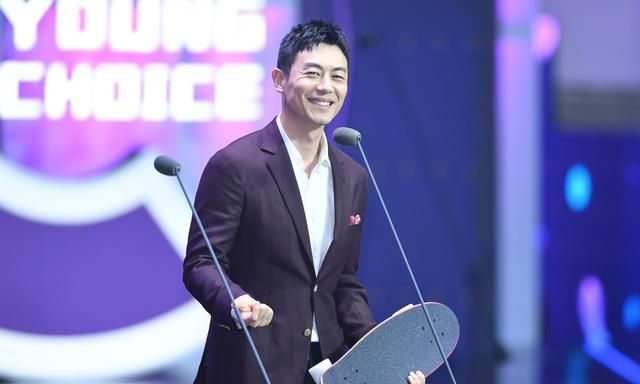 朱亚文和老婆陈佳妮现身《跑男》,"愿意跟她再走一程"感动网友