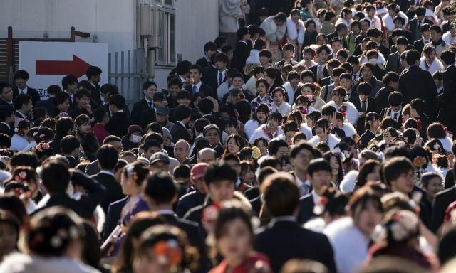 实拍日本女孩成人礼 穿五颜六色和服 这一天后可吸烟喝酒结婚