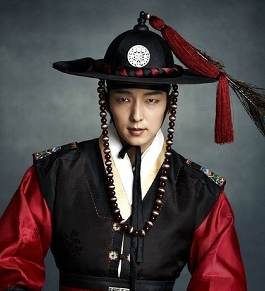 在《步步惊心:丽》中扮演八皇子,古装的他也很符合中国古典美男的形象
