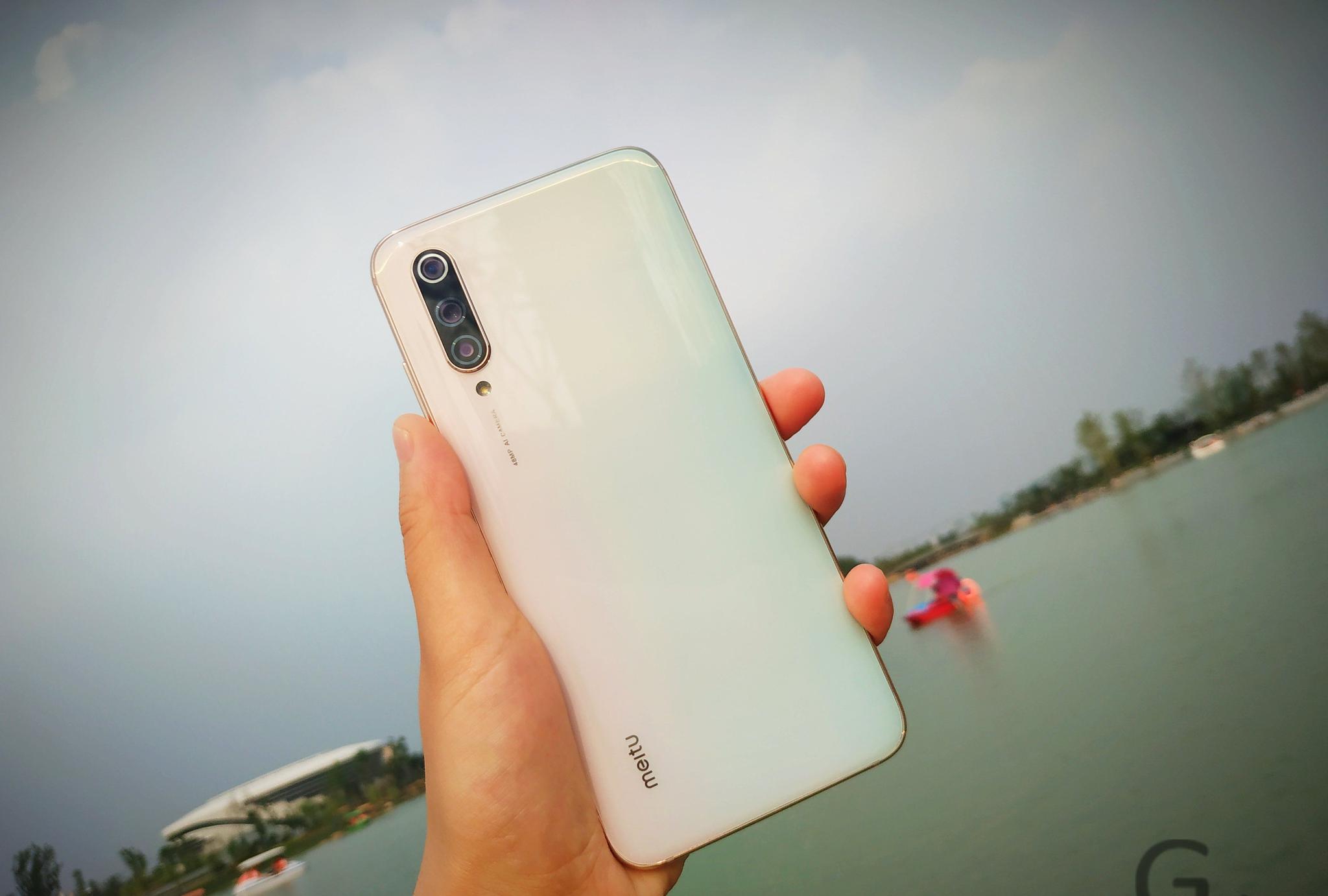 小米cc9美图定制版除了相机这个后背我能看一整天