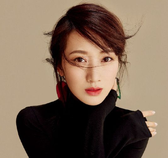 阔太李念写真曝光,是被富豪老公宠溺的幸福女人,3岁还是少女模