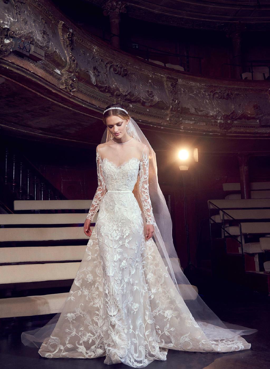 白色在西式婚礼中代表着圣洁,在不少西方国家,穿上白色的婚纱更代表着