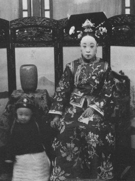图8是爬屋顶眺望北京城，末代皇帝溥仪的老照片